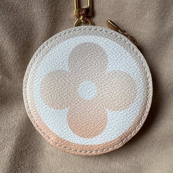 Louis Vuitton Round Coin Purse in By The Pool Monogram Giant Canvas. - Picture 7 of 10